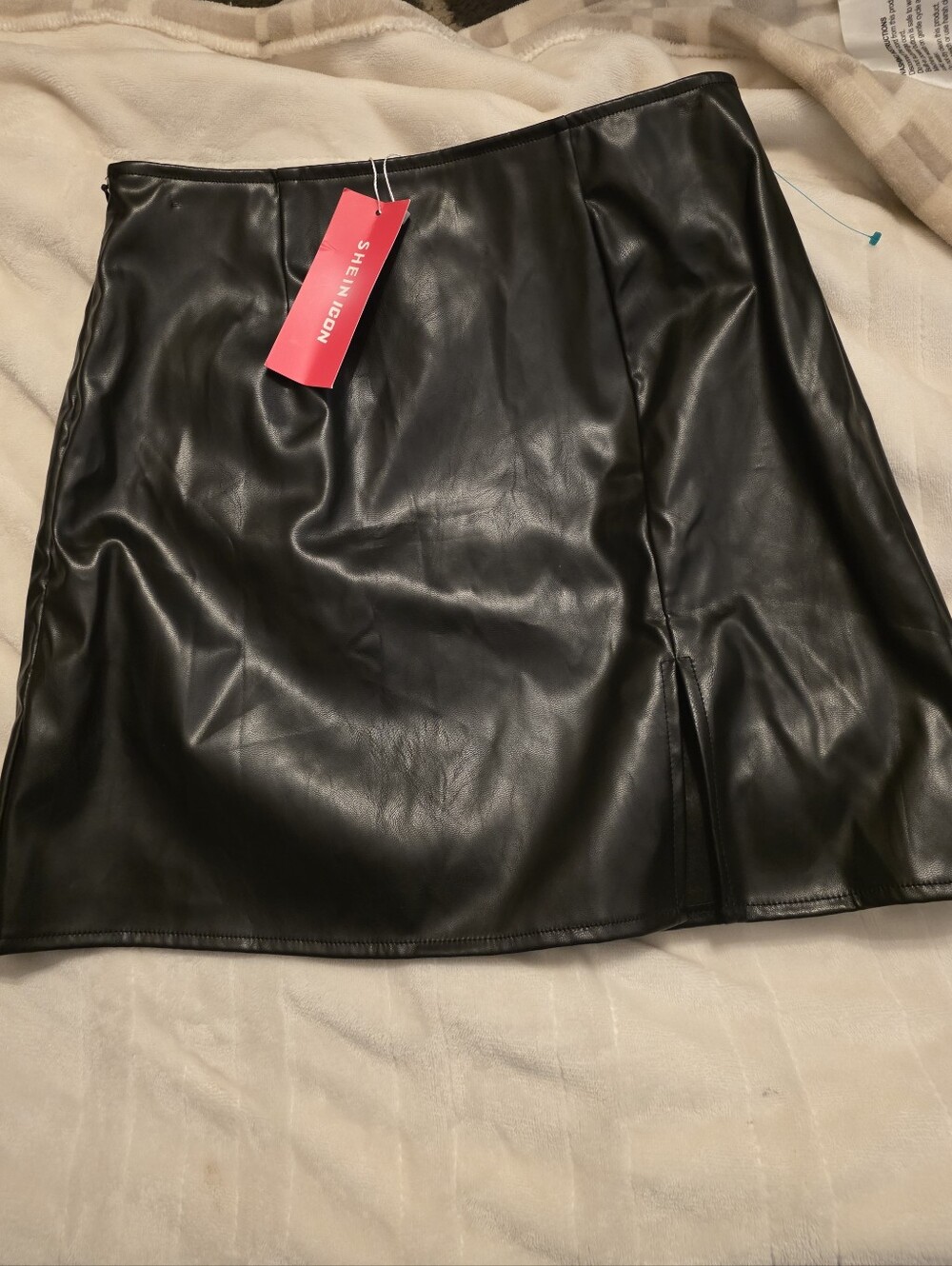 SHEIN Black Faux Leather Mini Skirt with Subtle Front Slit